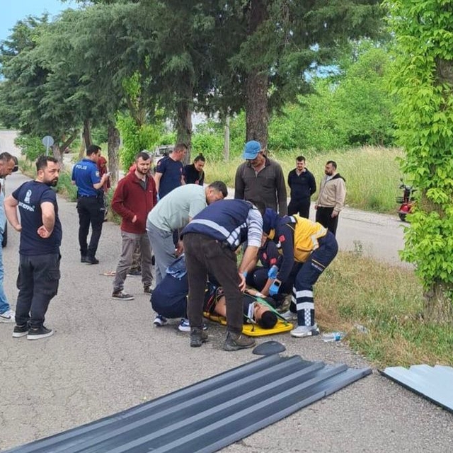 Kamyon ile kamyonet çarpıştı; 5 yaralı