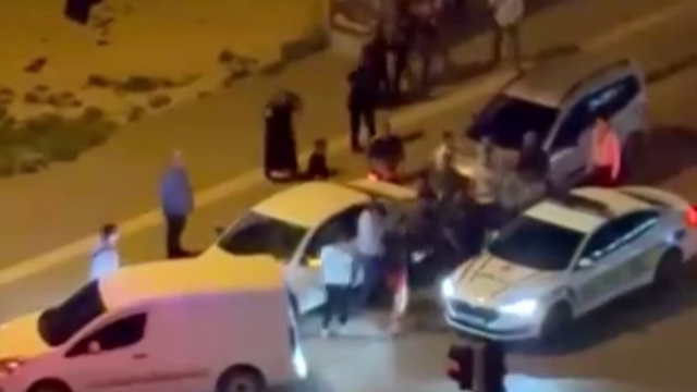 Gaziantep'te meydana savaşını aratmayan trafik kavgası
Kavgaya karışan 6 şahıs yakalandı, 1 şahıs tutuklandı