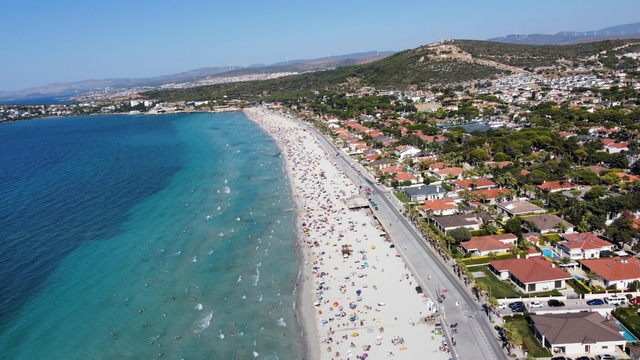 Çeşme'de bayram tatilinde nüfus 1 milyona dayandı, yüz binlerce araç akın etti