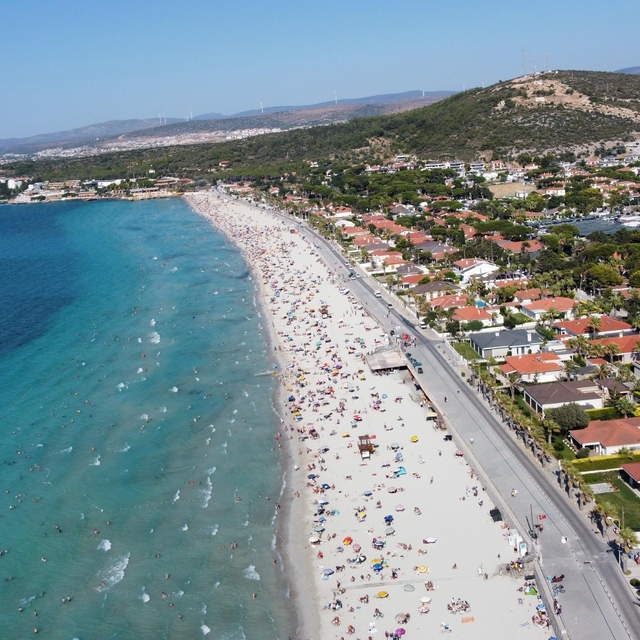 Çeşme'de bayram tatilinde nüfus 1 milyona dayandı, yüz binlerce araç akın e...