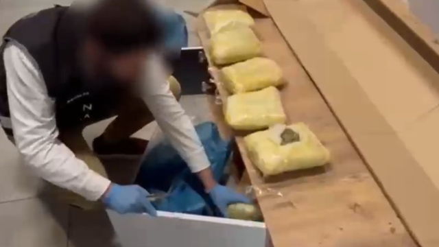 TV ünitesinde uyuşturucu gizleyip, kargoyla uyuşturucu sevkiyatına polis engeli
Kargoyla gönderilen uyuşturucu operasyonunda 7 kilogram skunk ele geçirildi