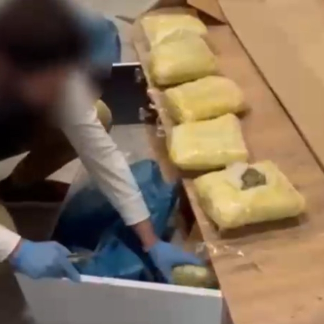 TV ünitesinde uyuşturucu gizleyip, kargoyla uyuşturucu sevkiyatına polis en...