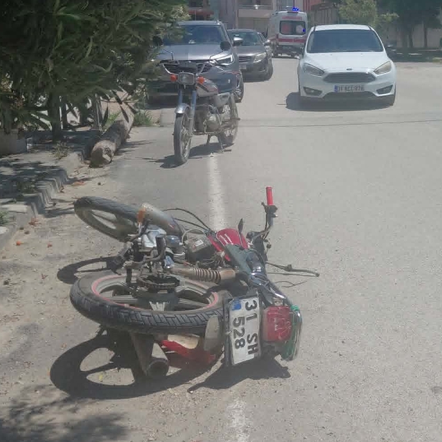 Hatay'da otomobille çarpışan motosikletteki 2 kişi yaralandı