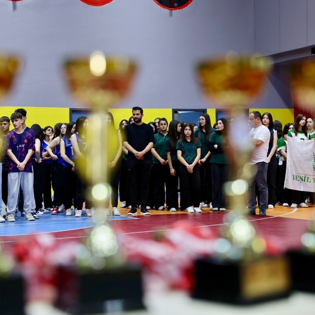 Körfez'de liseler arası voleybol turnuvasının şampiyonları kupalarını aldı