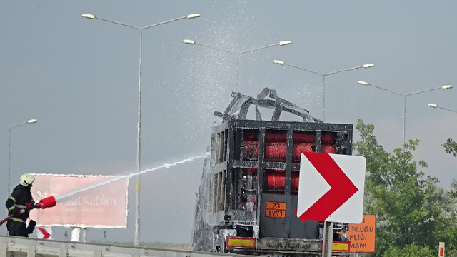 TIR'daki yangın ormana sıçradı (2)