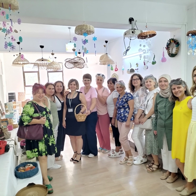 Köyceğiz'de atık kağıtlar sanata dönüştü