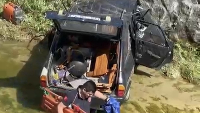 Otomobil dere yatağına devrildi: 3 hafif yaralı