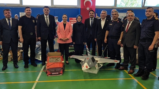 Atık malzemelerden yapılan kostümlere büyük ilgi