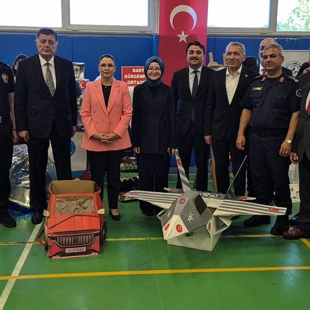 Atık malzemelerden yapılan kostümlere büyük ilgi