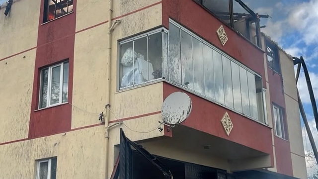 Kastamonu'da üç katlı binanın çatısında yangın