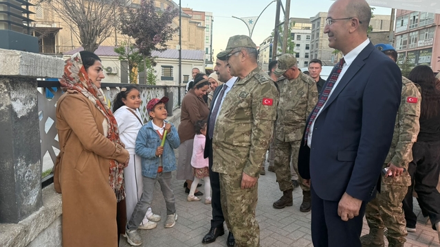 Orgeneral Tokel, Yüksekova'da esnafı ziyaret etti