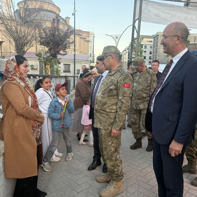 Orgeneral Tokel, Yüksekova'da esnafı ziyaret etti
