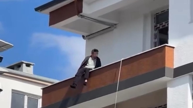 Iğdır'da inşaatın 4. katına çıkan şahsı polis ekipleri ikna etti