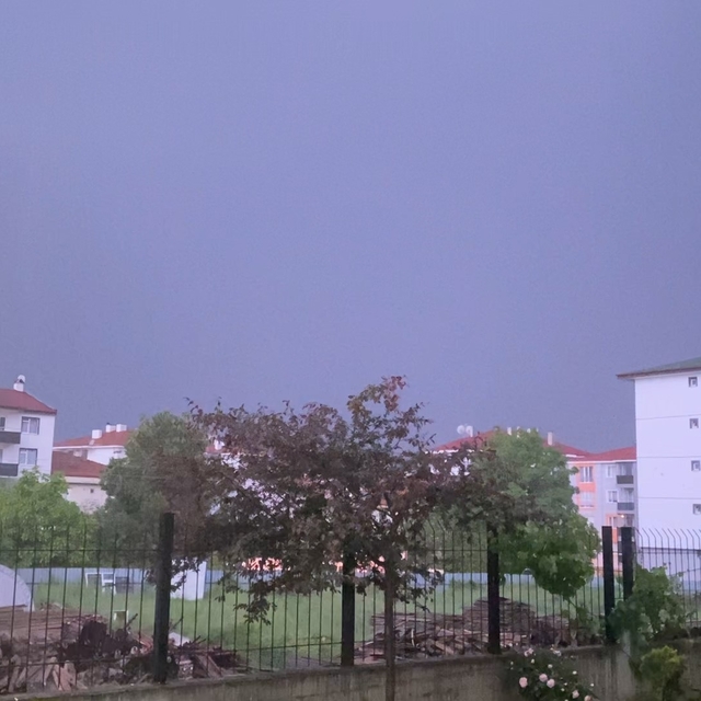 Bolu'da şimşekler geceyi aydınlattı