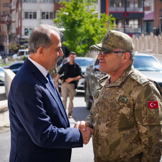 Kara Kuvvetleri Komutanı Orgeneral Tokel'den Hakkari Valisi Taşyapan'a ziya...