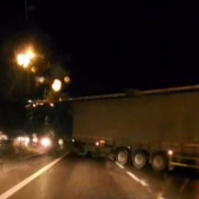 Makaslayan TIR, yolu trafiğe kapattı