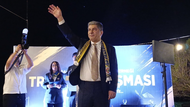 Hakan Safi: "Tarihin gelmiş geçmiş en iyi kadrolarından birini kuruyoruz"
Hakan Safi, Tekirdağ'da kongre üyeleri ve taraftarlarla buluştu