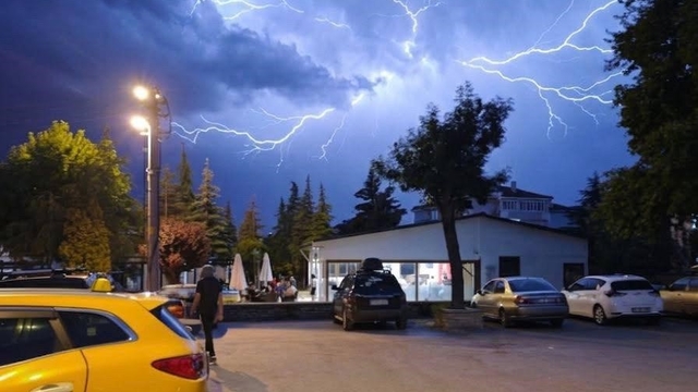Geceyi aydınlatan şimşekler görsel şölen sundu