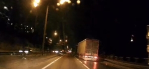 Kontrolden çıkan tır makasladı... O anlar kamerada