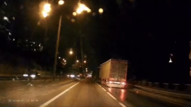 Kontrolden çıkan tır makasladı... O anlar kamerada