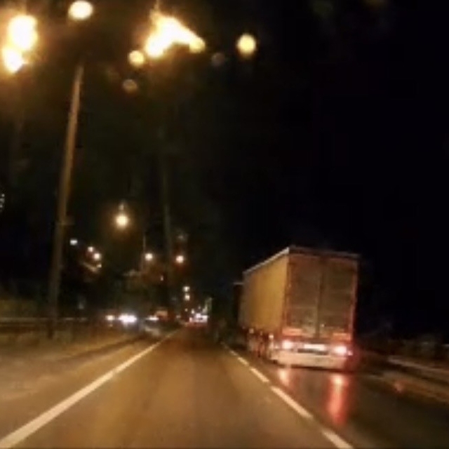 Kontrolden çıkan tır makasladı... O anlar kamerada