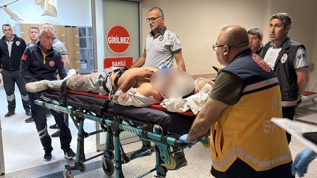 Motosiklet, elektrik direğine çarptı: 1'i ağır 2 yaralı