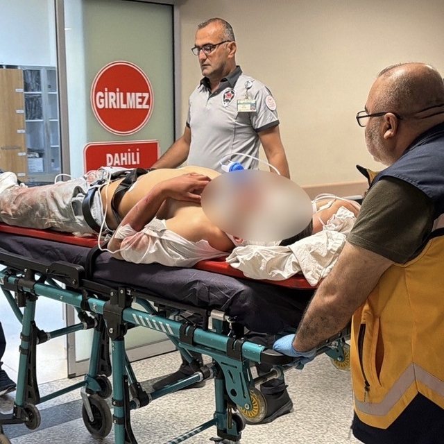 Motosiklet, elektrik direğine çarptı: 1'i ağır 2 yaralı