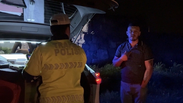 Alkollü sürücü merakına yenik düştü
Kayseri'de yangını merak ederek olay yerine gelen alkollü sürücü yakayı ele verdi