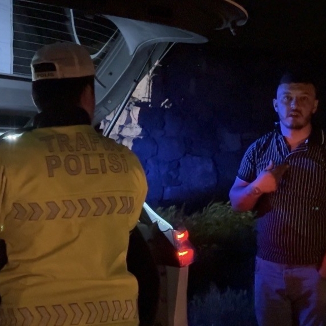 Alkollü sürücü merakına yenik düştü
Kayseri'de yangını merak ederek olay ye...