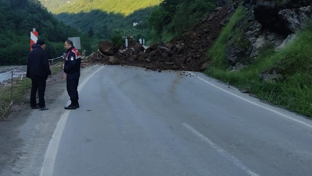 Trabzon-Bayburt karayolu heyelan nedeniyle ulaşıma kapandı