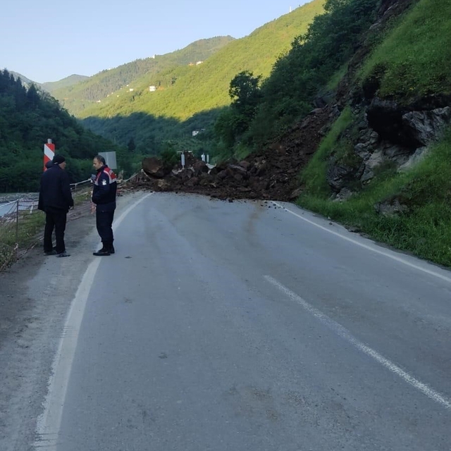 Trabzon-Bayburt karayolu heyelan nedeniyle ulaşıma kapandı