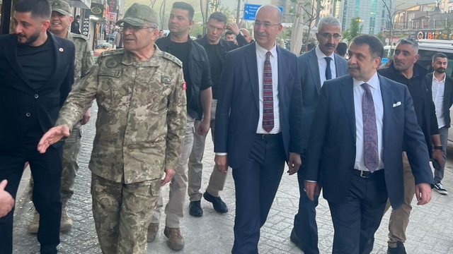 Orgeneral Metin Tokel'den Yüksekova'ya sürpriz ziyaret