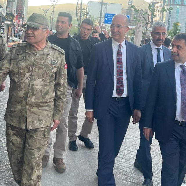 Orgeneral Metin Tokel'den Yüksekova'ya sürpriz ziyaret
