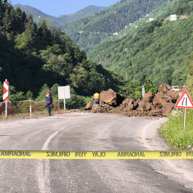Trabzon-Bayburt kara yolu heyelan nedeniyle ulaşıma kapandı