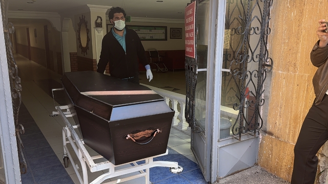Sivas'ta KKKA şüphesiyle tedavi gören 2 çocuk annesi hayatını kaybetti