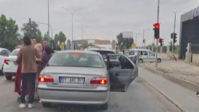Adana'da trafikte kadınlı erkekli kavga kameraya yansıdı