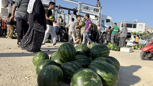 Hayırsever, 2 kamyon karpuz dağıttı