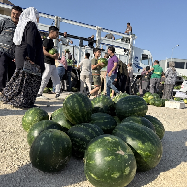 Hayırsever, 2 kamyon karpuz dağıttı