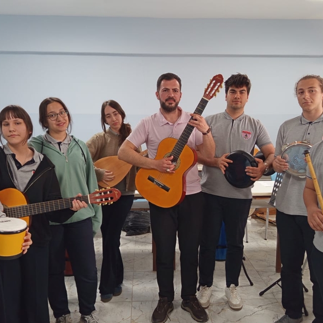 Öğrenciler koro kurdu, farklı kültürleri müzikle buluşturuyorlar