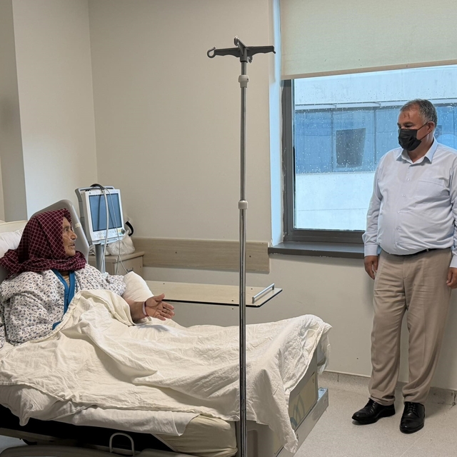 Başkan Pütün, Yaşayan İnsan Hazinesi Halime Özke'ye hastanede ziyaret etti