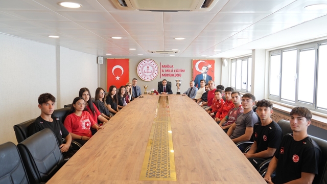 Muğla'nın şampiyon öğrencileri İl Milli Eğitim Müdürü Çay ile bir araya geldi