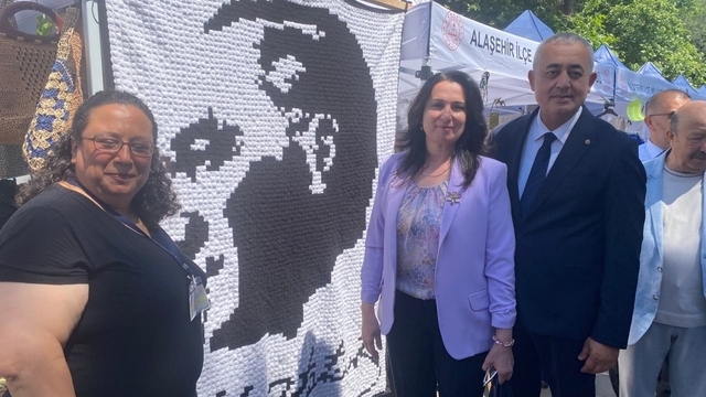 Manisa'da 7 bin 600 motifli Atatürk portresi sergiye damga vurdu