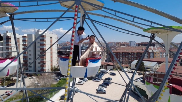 Dönme dolabın zirvesinde macera dolu saç kesimi
Ezber bozan Eskişehirli kuaför, dönme dolabın tepesinde müşterisini tıraş etti
Dönme dolabın tepesinde sıra dışı saç kesimi nefes kesti