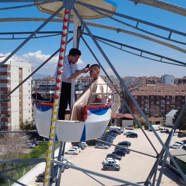 Dönme dolabın zirvesinde macera dolu saç kesimi
Ezber bozan Eskişehirli kua...