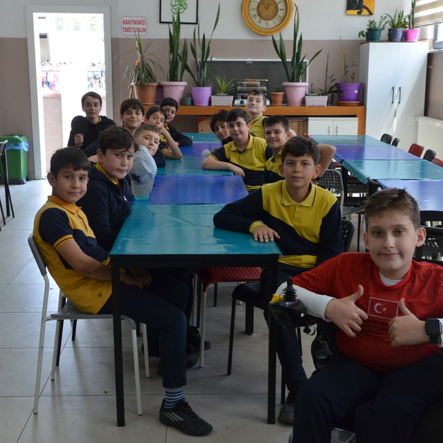 Öğretmeninin sırtında taşıdığı öğrenci iyileşip futbolcu olmak istiyor