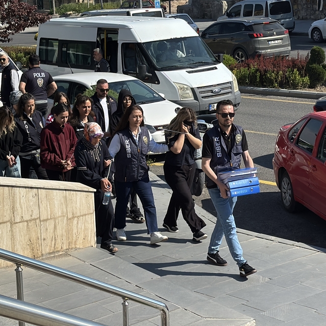 Nevşehir merkezli "yasa dışı bahis" operasyonunda yakalanan şüphelilerden 3...