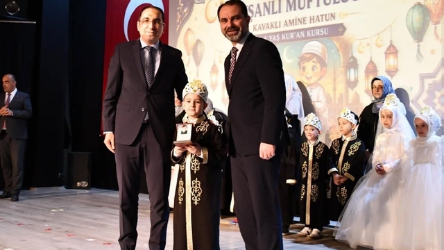 Kur'an kursunu başlarına taç takarak tamamladılar
Tavşanlı'da 4-6 Yaş Kur'an Kursu öğrencilerinden muhteşem yılsonu gösterisi