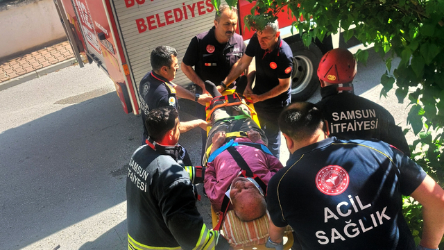 Samsun'da üzüm yaprağı toplarken sundurmanın üzerine düşen kişiyi itfaiye kurtardı