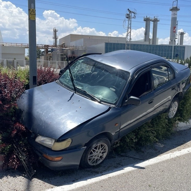 Karaman'da cipe arkadan çarpan otomobil refüje çıktı: 3 yaralı