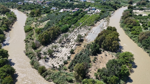 Aşırı yağışlarla debisi artan Asi Nehri'nden gelen taş yığınları, onlarca tarım arazisine zarar verdi